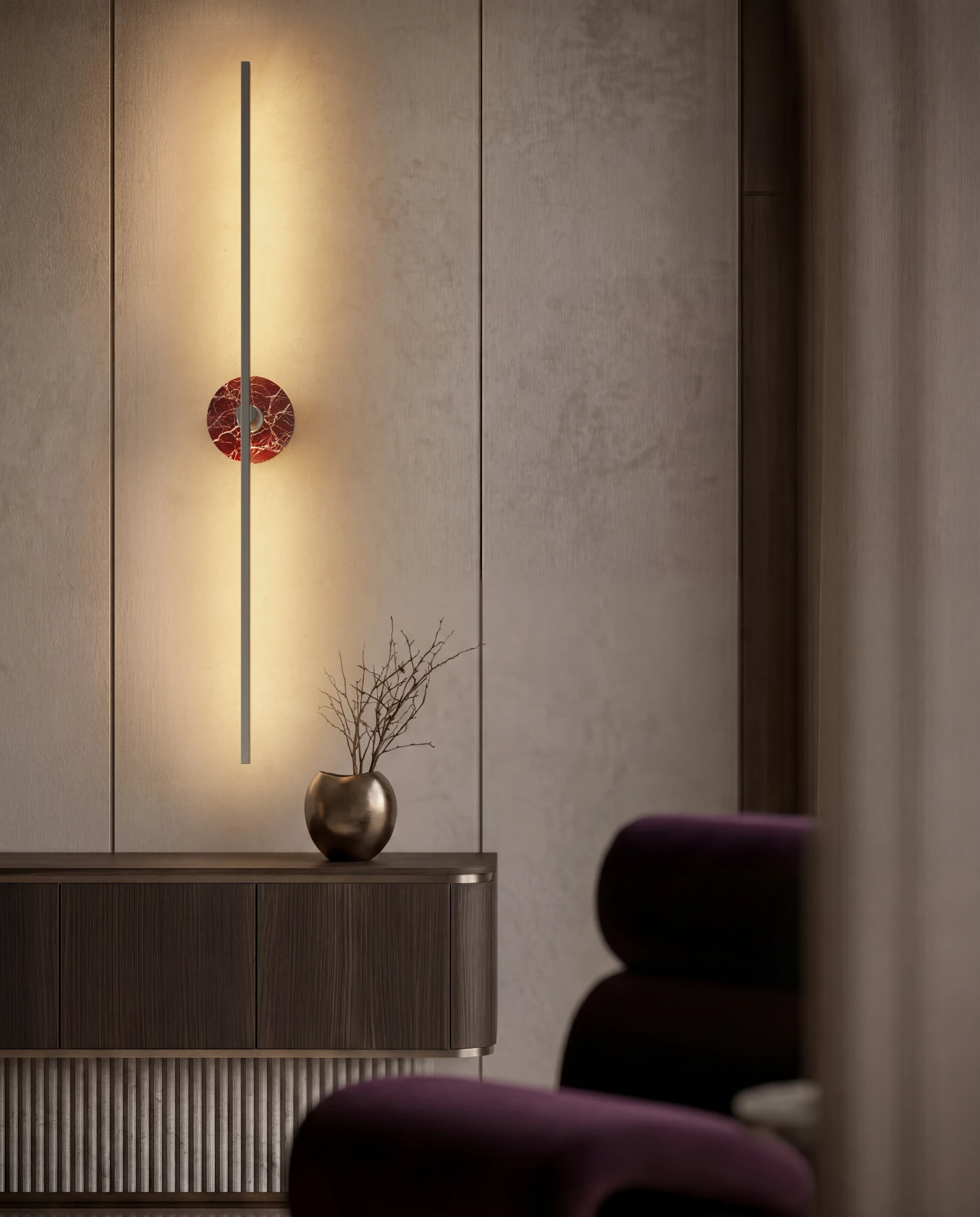Lampada verticale in un interno contemporaneo con poltrona viola.