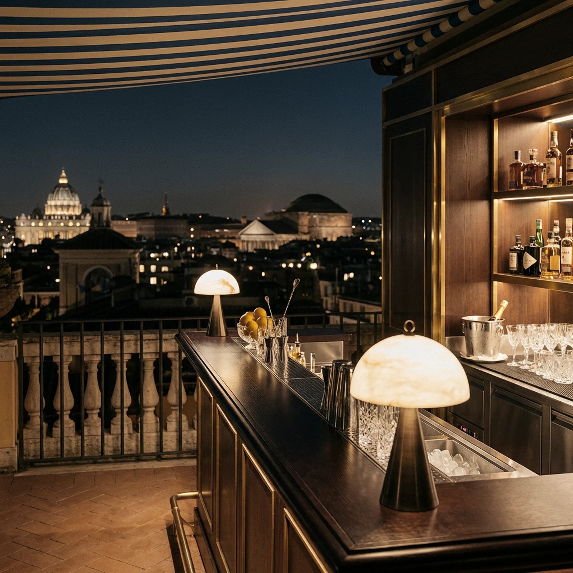 Lampade da tavolo su una terrazza notturna con vista su Roma.